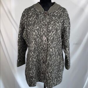 JH Collectibles Woman 1X 100% Wool Gray Leopard Print Cardigan Sweater